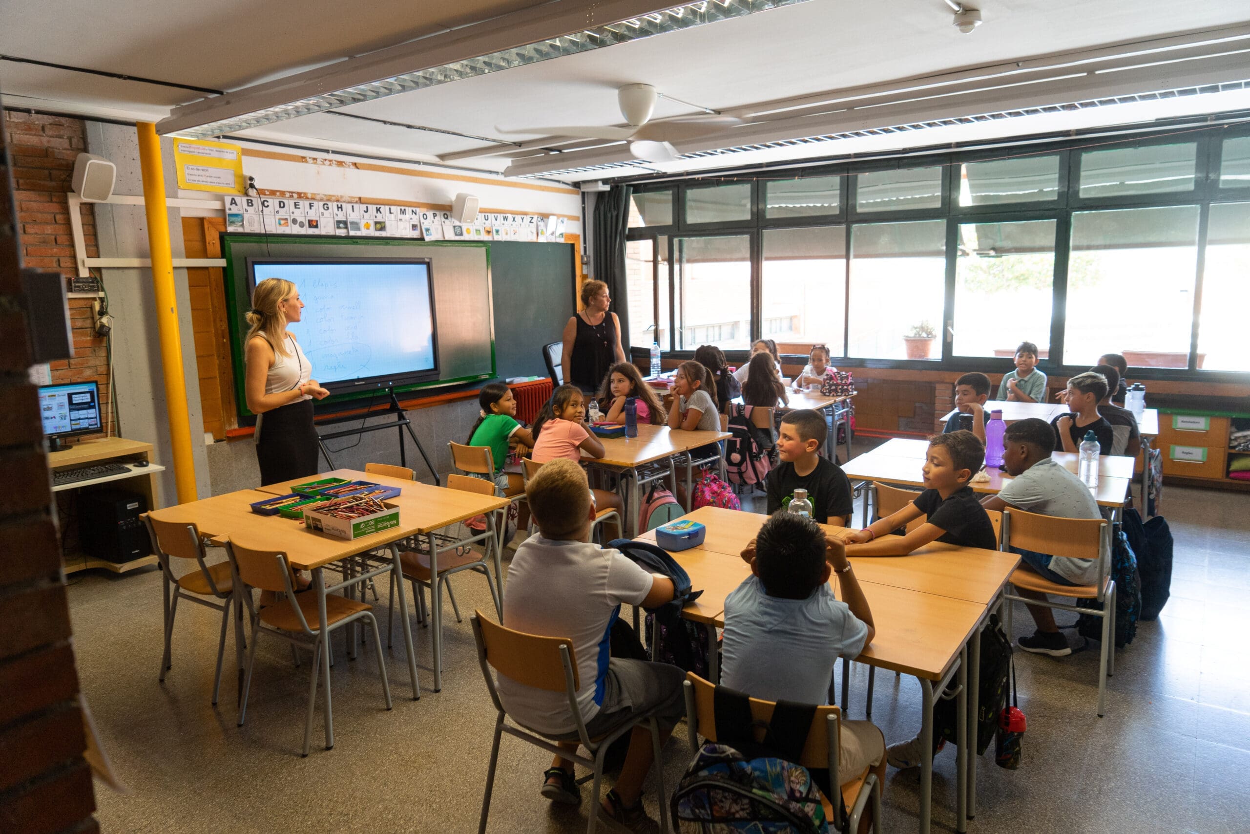 Imatge d'arxiu d'una visita d'inici de curs a una escola d'Esplugues